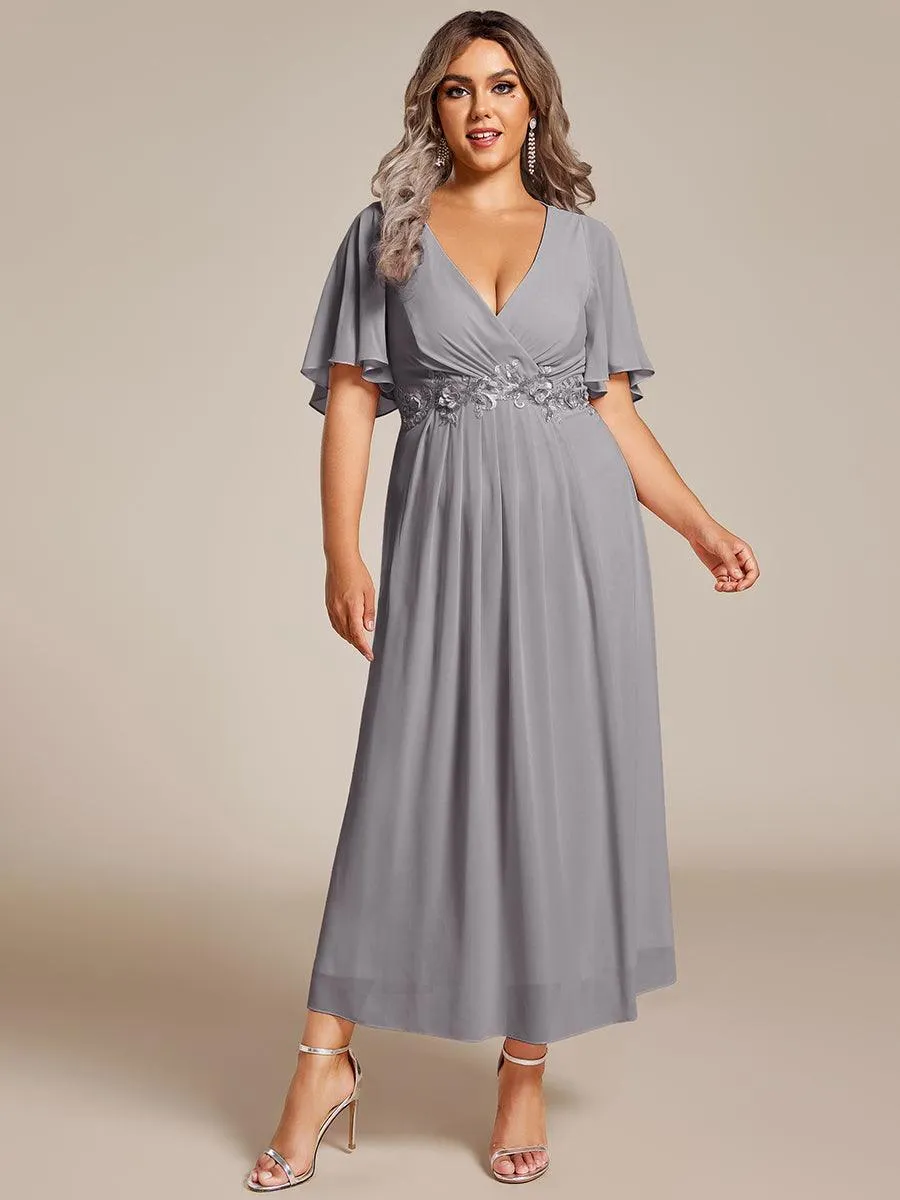 Robe d'invité de mariage mi-longue en mousseline de soie à col en V de grande taille avec applique à la taille