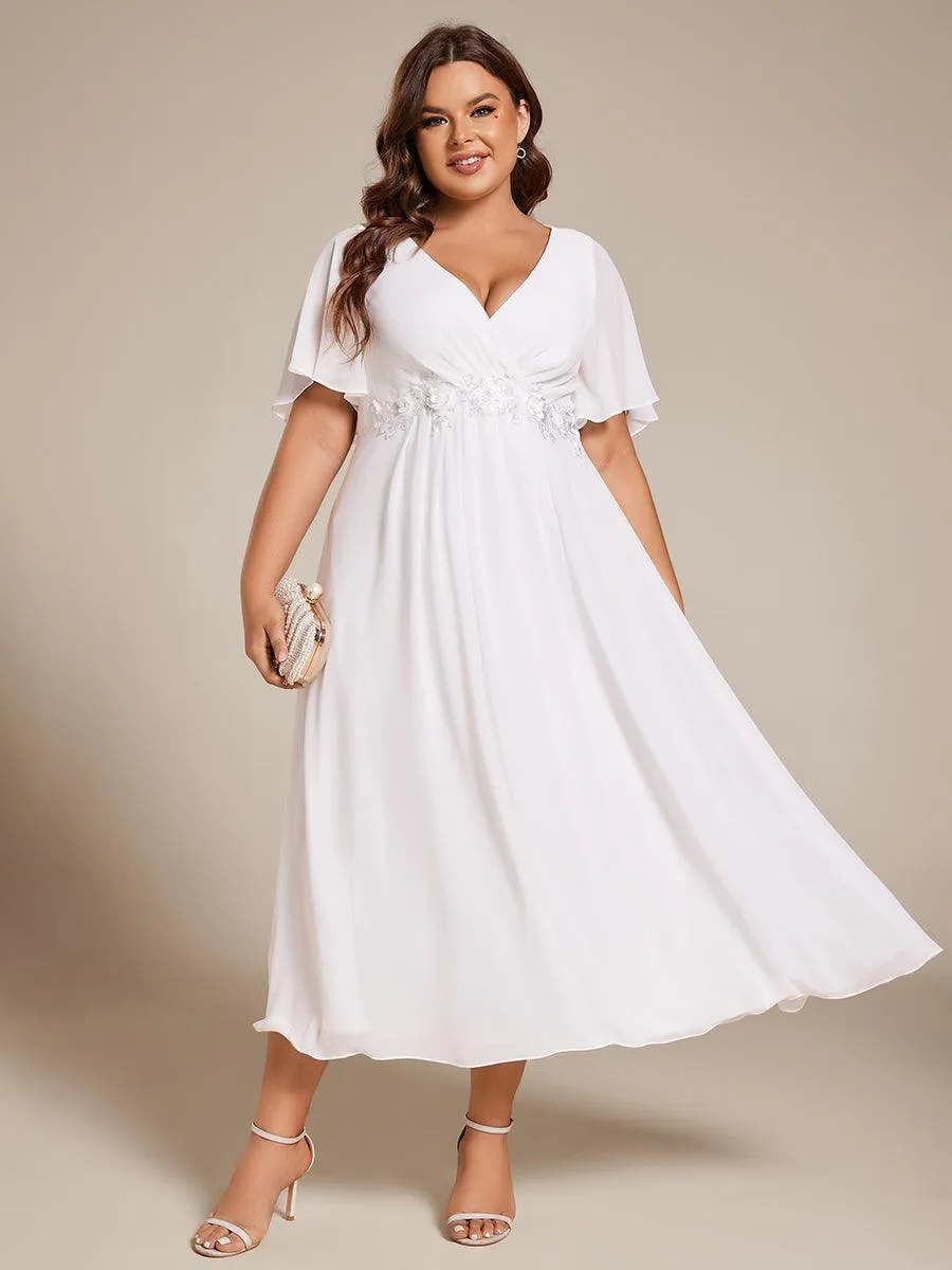 Robe d'invité de mariage mi-longue en mousseline de soie à col en V de grande taille avec applique à la taille