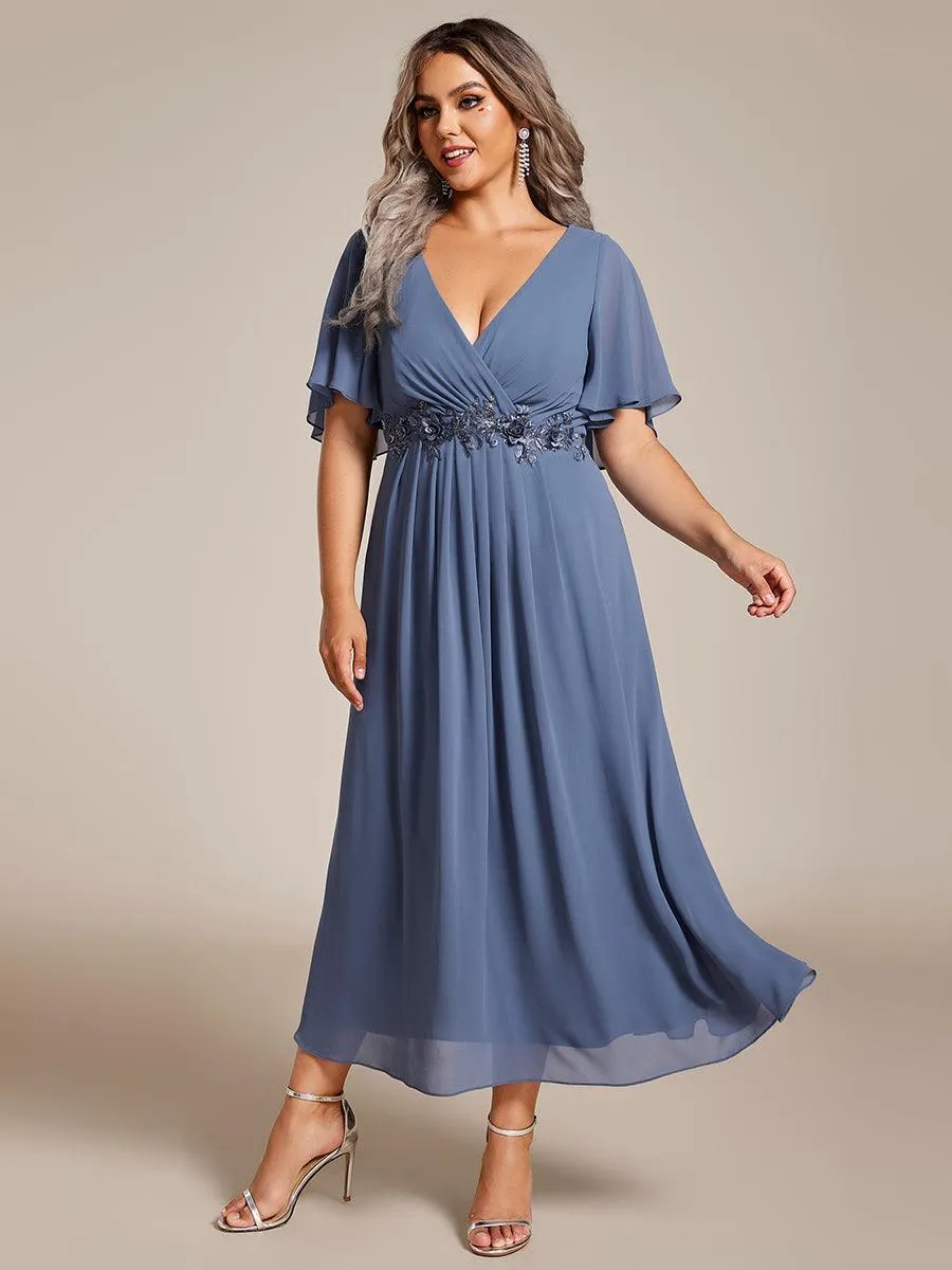 Robe d'invité de mariage mi-longue en mousseline de soie à col en V de grande taille avec applique à la taille