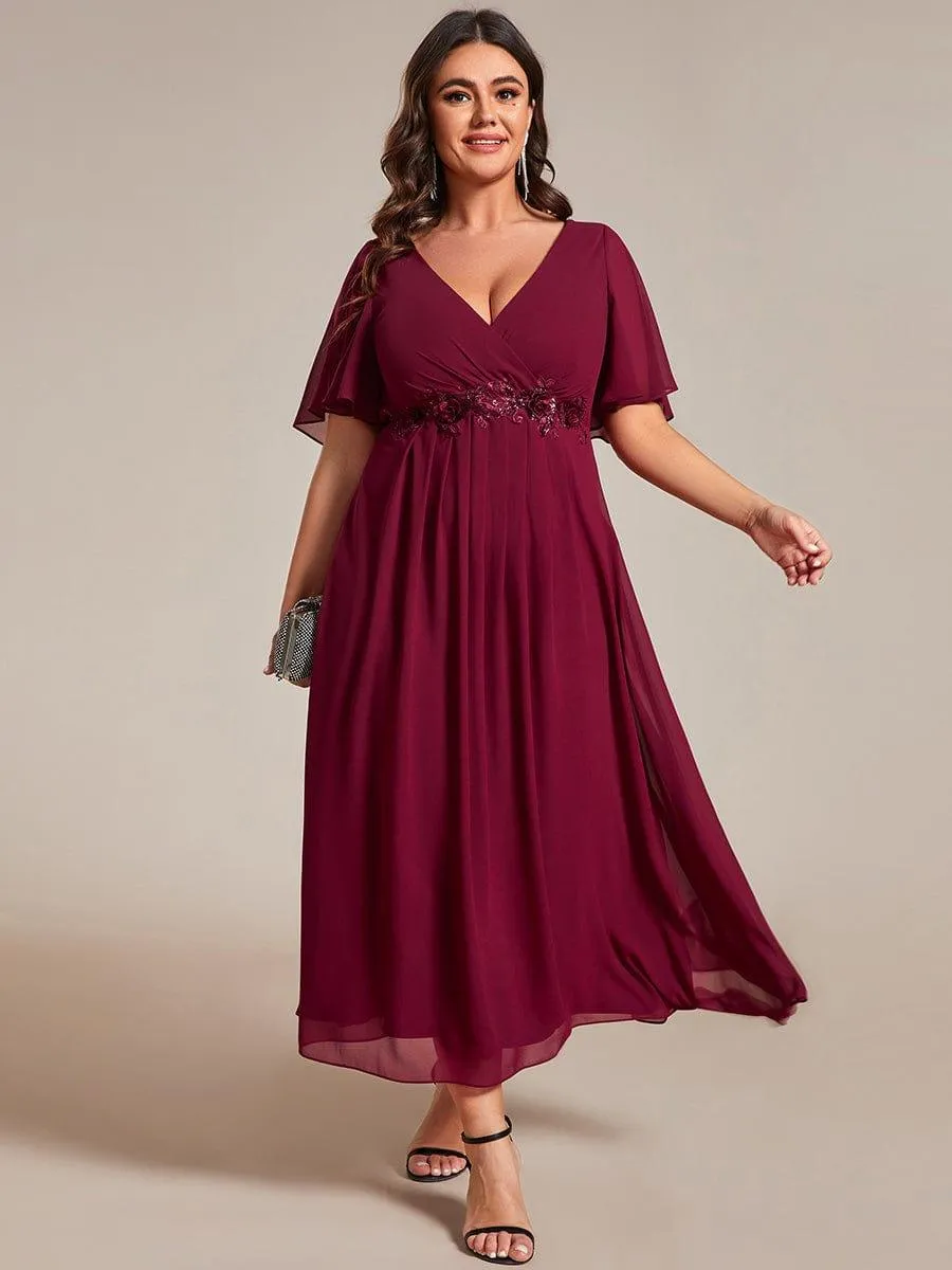 Robe d'invité de mariage mi-longue en mousseline de soie à col en V de grande taille avec applique à la taille
