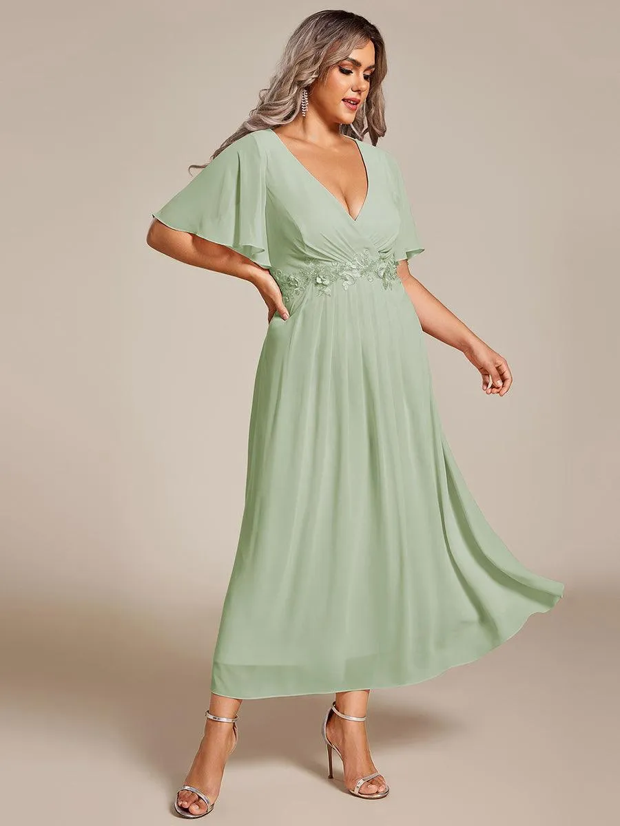 Robe d'invité de mariage mi-longue en mousseline de soie à col en V de grande taille avec applique à la taille