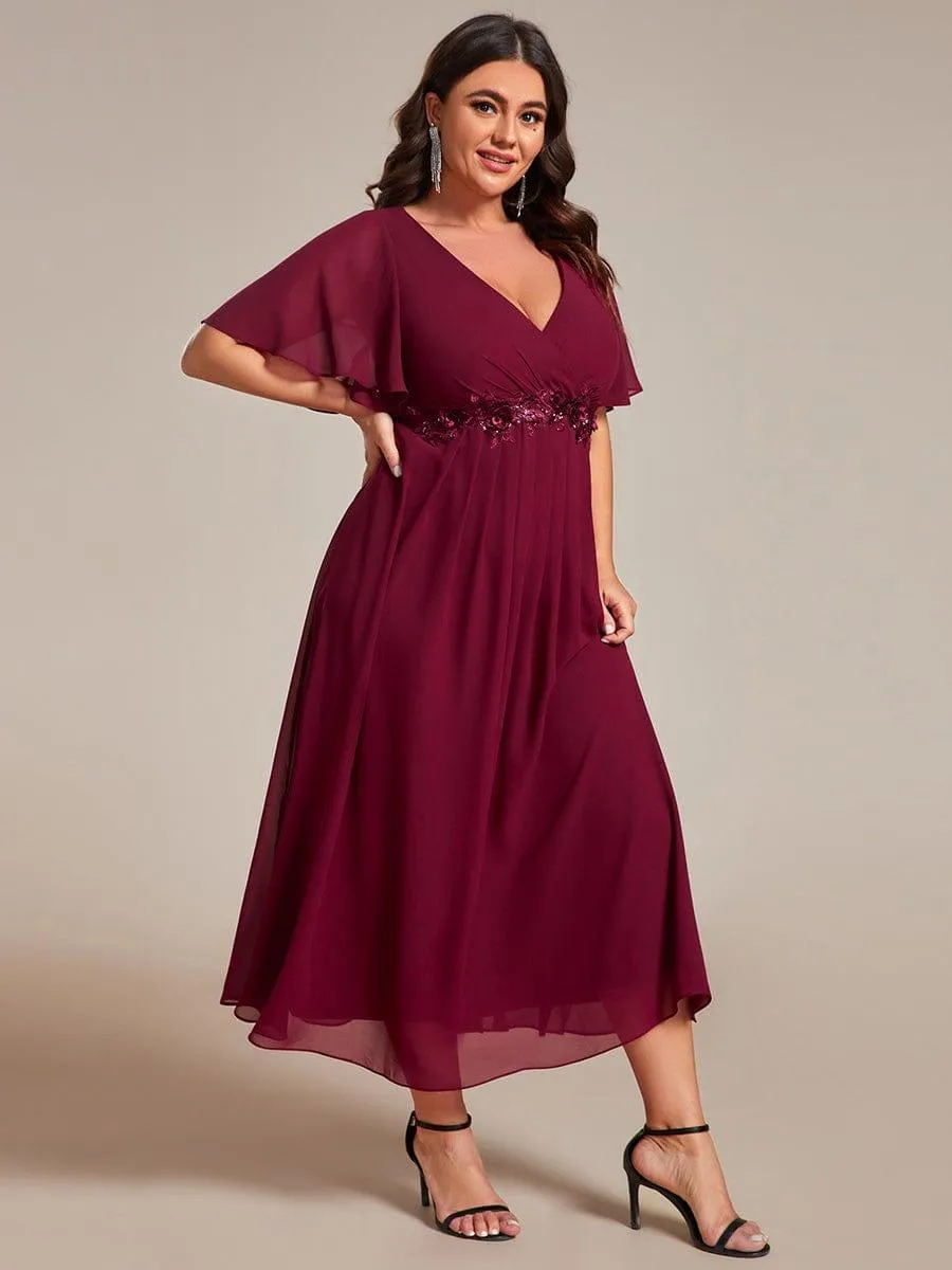 Robe d'invité de mariage mi-longue en mousseline de soie à col en V de grande taille avec applique à la taille