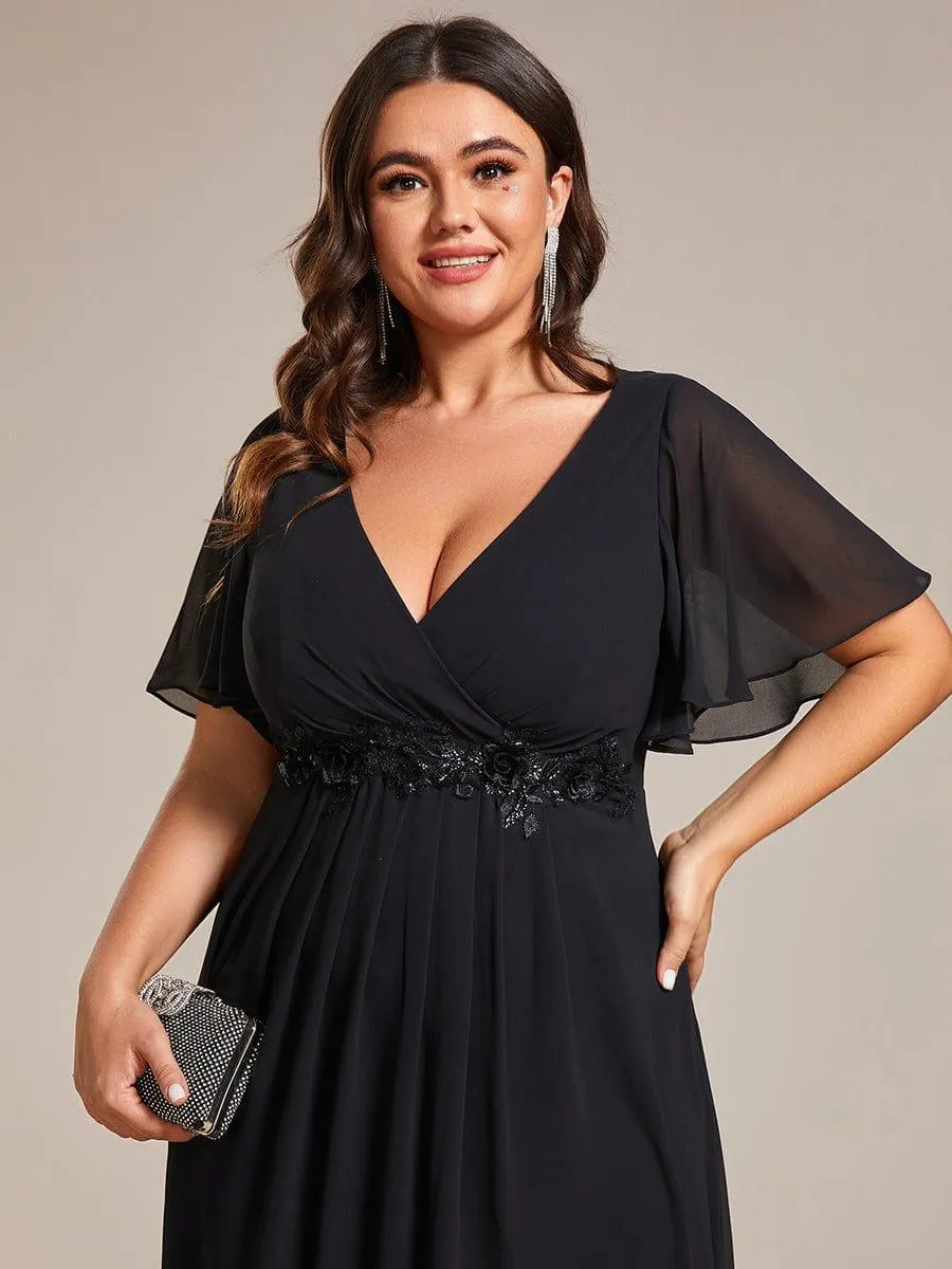 Robe d'invité de mariage mi-longue en mousseline de soie à col en V de grande taille avec applique à la taille
