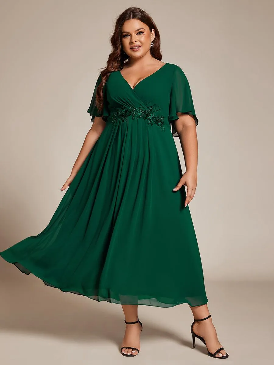 Robe d'invité de mariage mi-longue en mousseline de soie à col en V de grande taille avec applique à la taille