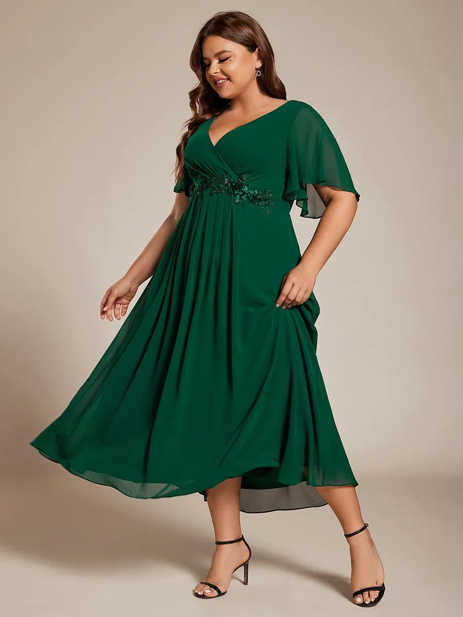 Robe d'invité de mariage mi-longue en mousseline de soie à col en V de grande taille avec applique à la taille